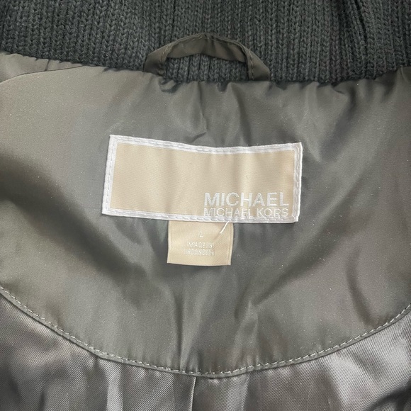 Michael Kors Down Vest with removable hood Women’s Size L Dark Olive - Picture 3 of 4